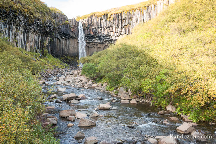 Cascade de Svartifoss dans le Parc National de Skaftafell